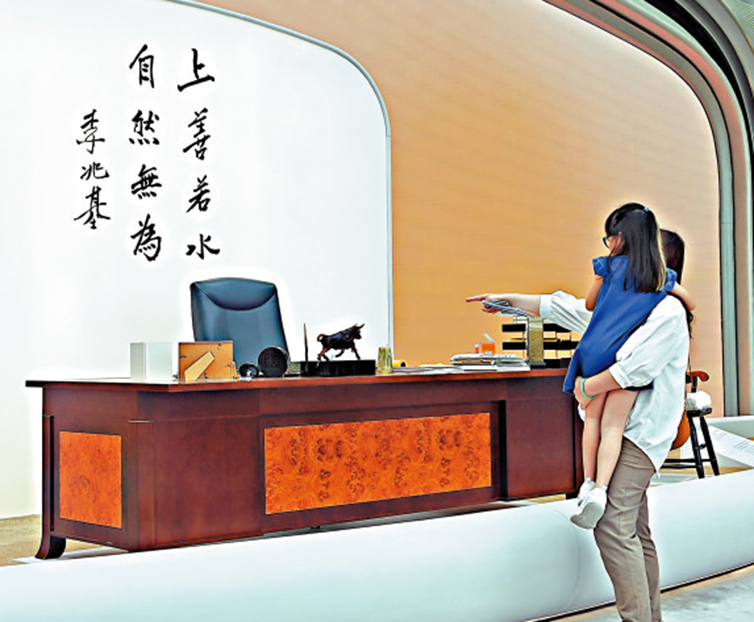 圖:觀展市民細心欣賞李兆基先生的真跡。
