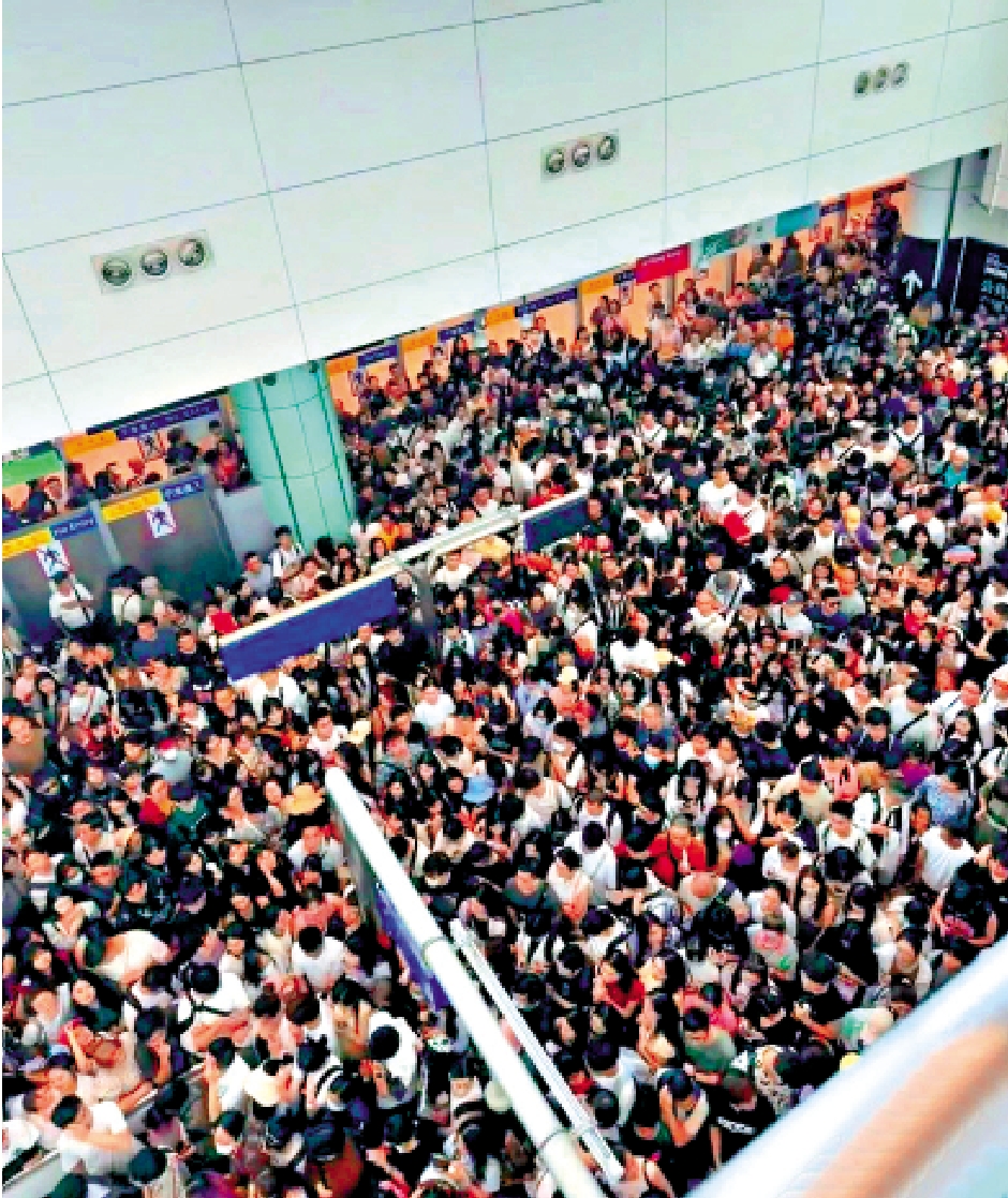 圖:落馬洲站昨日擠滿過關來港的旅客,人頭湧湧,更有指過關需約4小時。