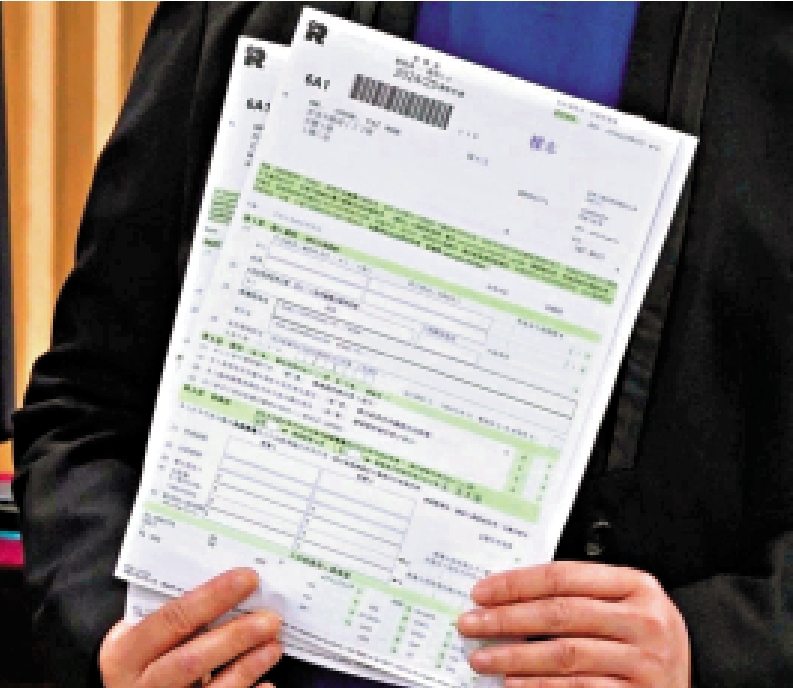 圖:稅務局昨日發出約二百六十六萬份個人報稅表,比上一年度多二十二萬份。