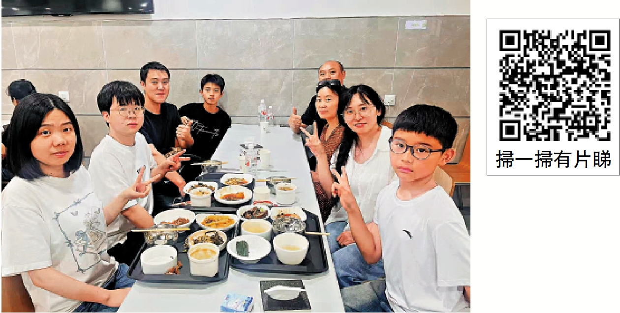圖:來自貴州赤水的羅小姐和家人朋友共8人打卡榮昌政府機關食堂。\大公報記者韓毅攝