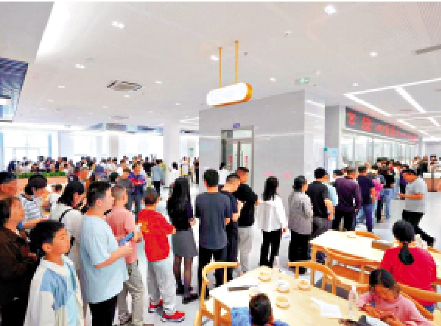 圖:浙江衢州市政府食堂同樣被前來用餐的社會公眾擠滿。