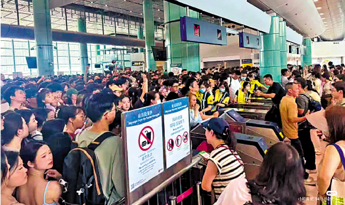 　　圖：前日大批旅客因網絡問題未能生成二維碼入閘，致落馬洲站大擠塞。