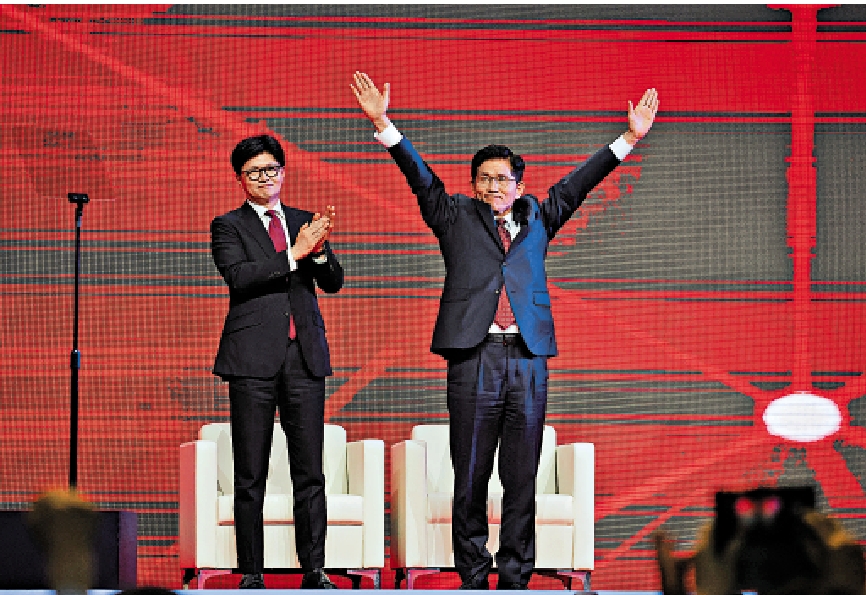圖:金文洙(右)3日當選韓國國民力量黨總統候選人,左為該黨前黨首韓東勛。\路透社