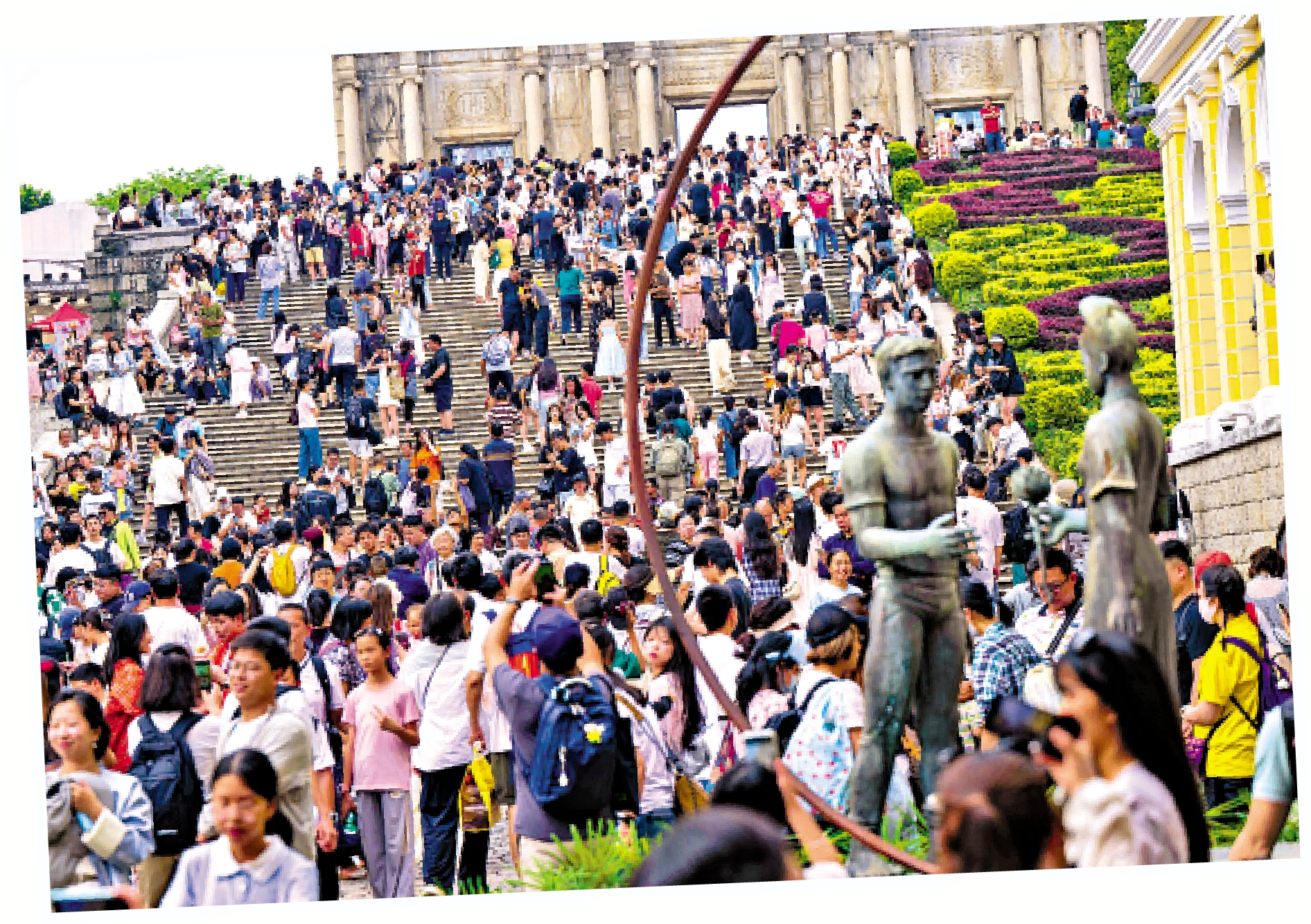 　　圖：「五一」假期第2天（5月2日）訪澳門旅客逾22.1萬人次，創2019年後單日新高。圖為5月3日，旅客在澳門大三巴牌坊前觀光。\中通社