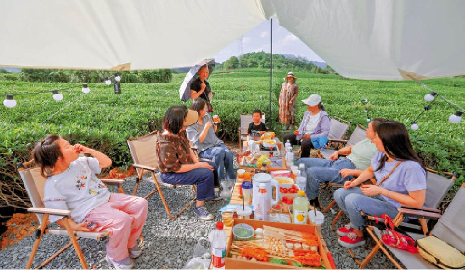 圖:5月2日,遊客在浙江建德的茶園休憩,享受鄉村「茶旅融合」的假日生活。\新華社