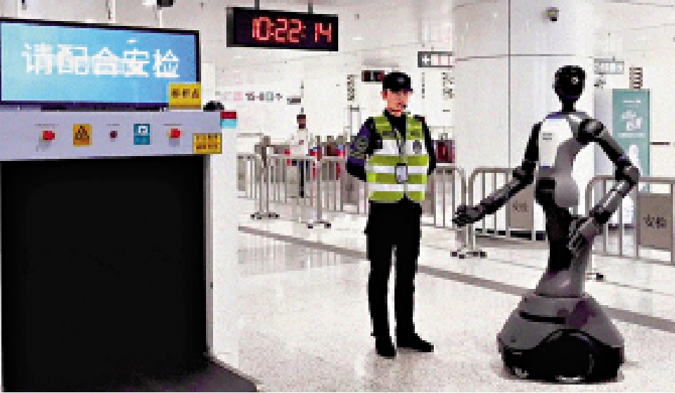 圖:帕西尼早前與深圳地鐵合作,測試將機器人應用於地鐵安檢。