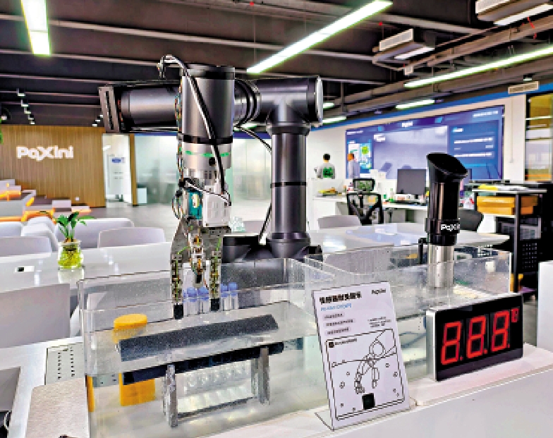 圖:搭載了多維觸覺傳感器的機械臂可以直接下水抓取物品。\大公報記者毛麗娟攝