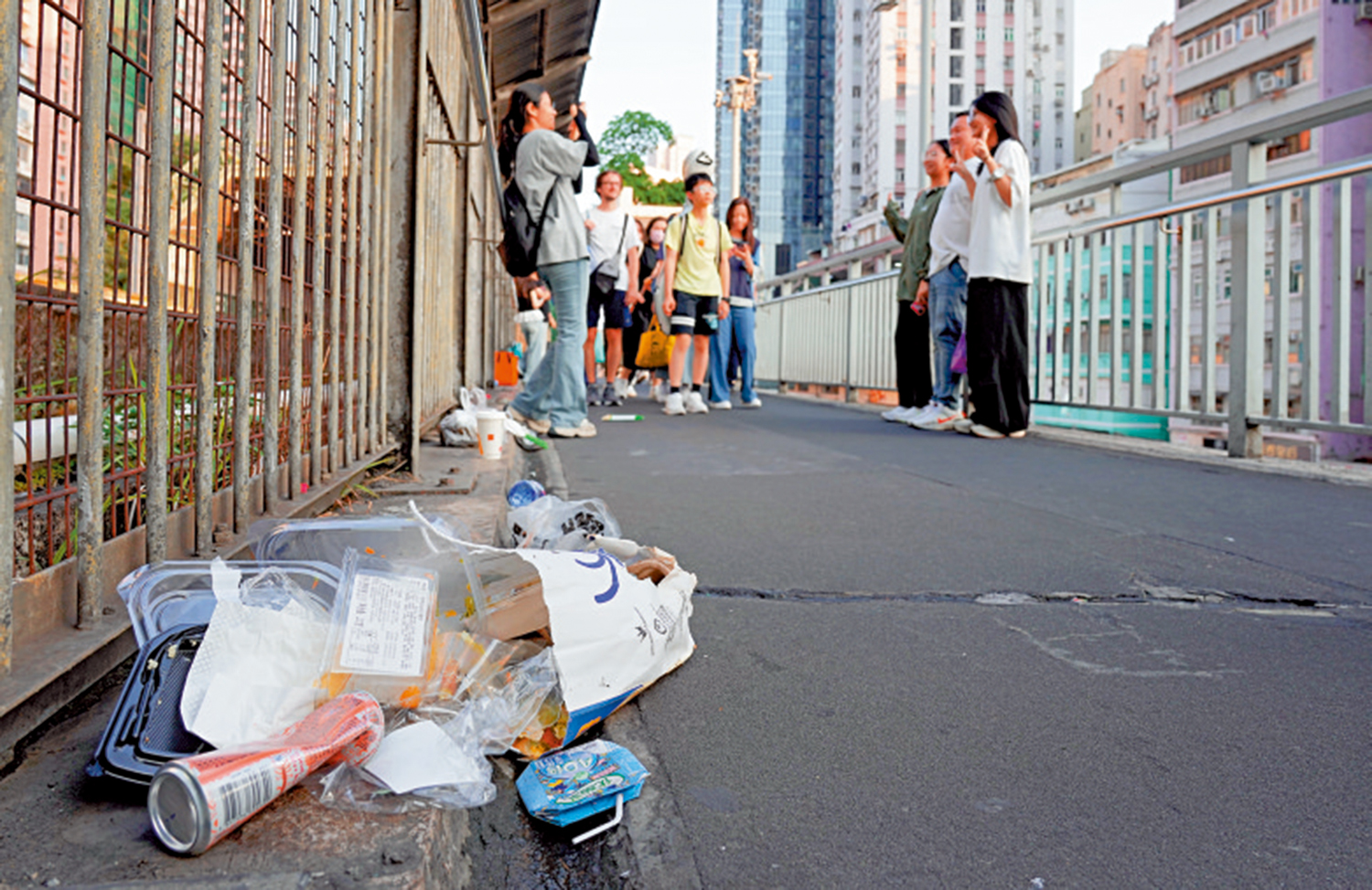 圖:旺角東站外一條天橋成為「打卡」熱點,地上遺下不少垃圾。\大公報記者林少權攝