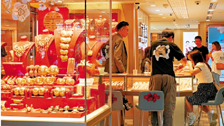 圖:五一黃金周結束,有金飾珠寶店負責人表示,人流及生意額按年上升三成。\大公報記者林少權攝