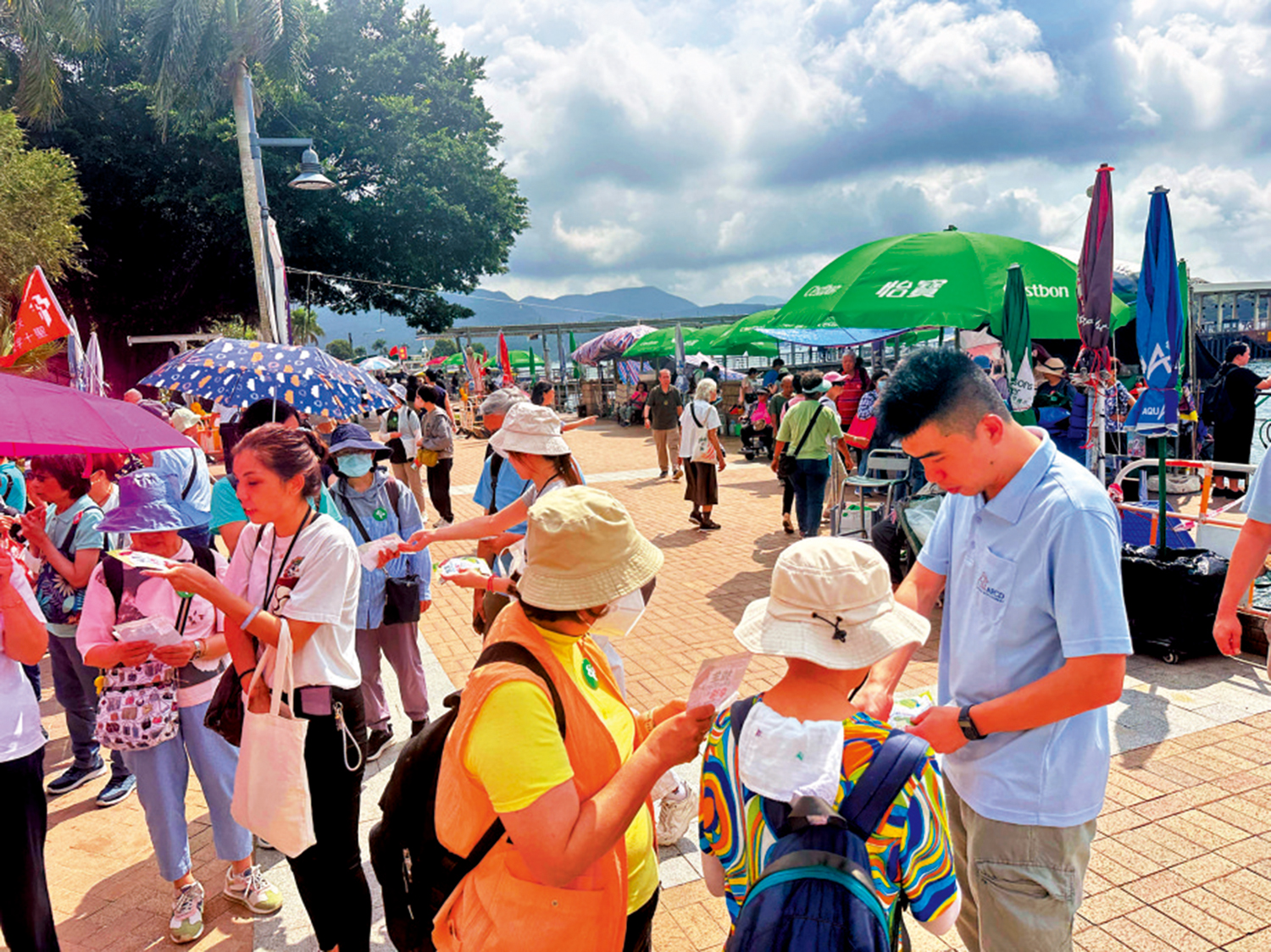 圖:漁護署派員巡查熱門放生地點,並派發宣傳單張,呼籲市民放生動物前必須謹慎思量。