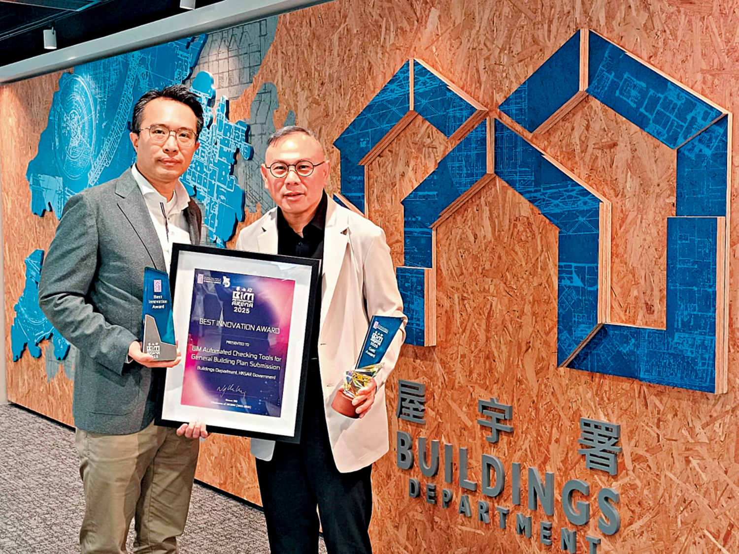 圖:茹澤生(右)表示,「BIM面積核查工具」大大便利製作圖則,亦令審批過程更暢順。左為屋宇署新界東高級屋宇測量師張家禮。\大公報記者王亞毛攝