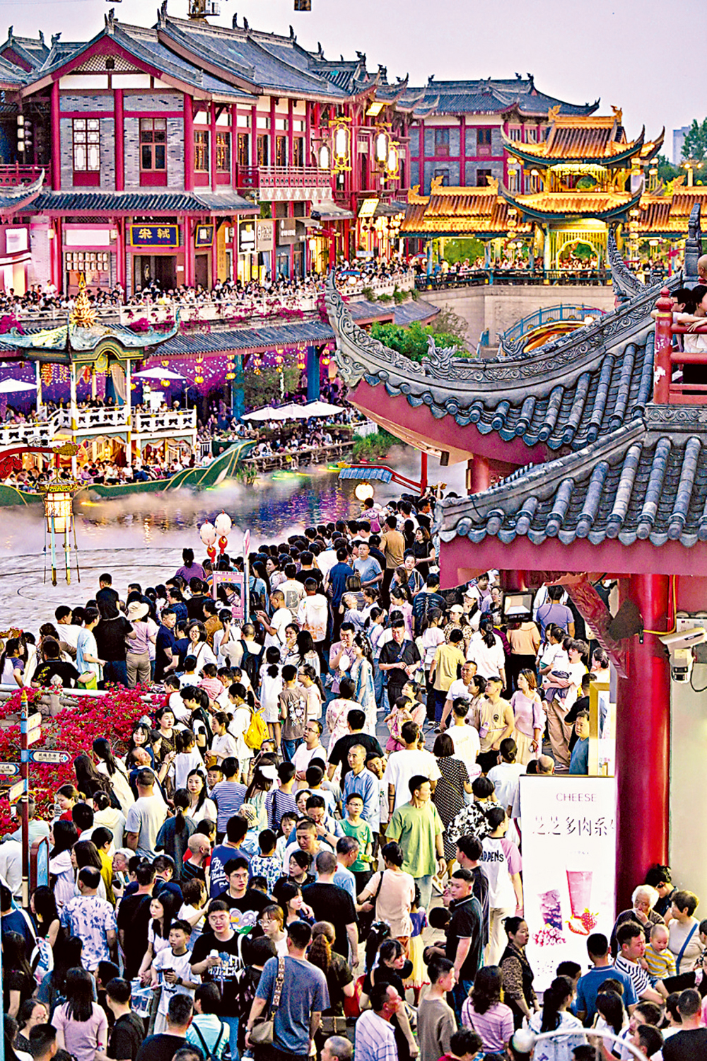 圖:有着「大宋不夜城」之稱的四川眉山東坡印象水街迎來五一遊客高峰。