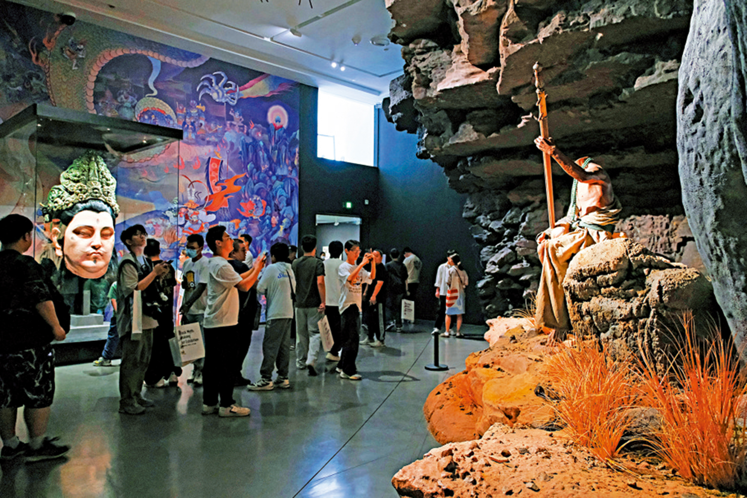 圖:1日,遊客參觀《黑神話:悟空》主題藝術展。\中新社