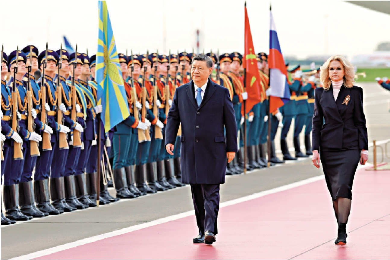 圖:當地時間5月7日晚,中國國家主席習近平乘專機抵達莫斯科,應俄羅斯總統普京邀請,對俄羅斯進行國事訪問並出席紀念蘇聯偉大衛國戰爭勝利80周年慶典。習近平乘專機抵達莫斯科伏努科沃專機機場時,俄羅斯副總理戈利科娃等政府高級官員熱情迎接。\中新社