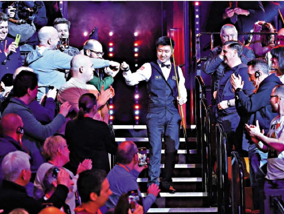 　　圖：趙心童世錦賽決賽當日入場時，受到觀眾熱烈掌聲歡迎。\路透社