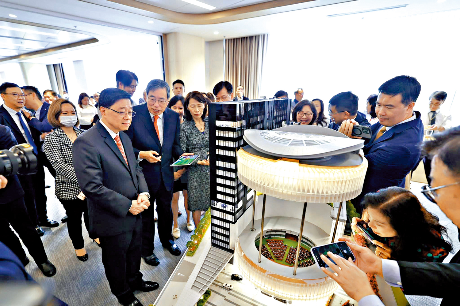 圖:李家超參觀大樓擴建新面貌的微模型。