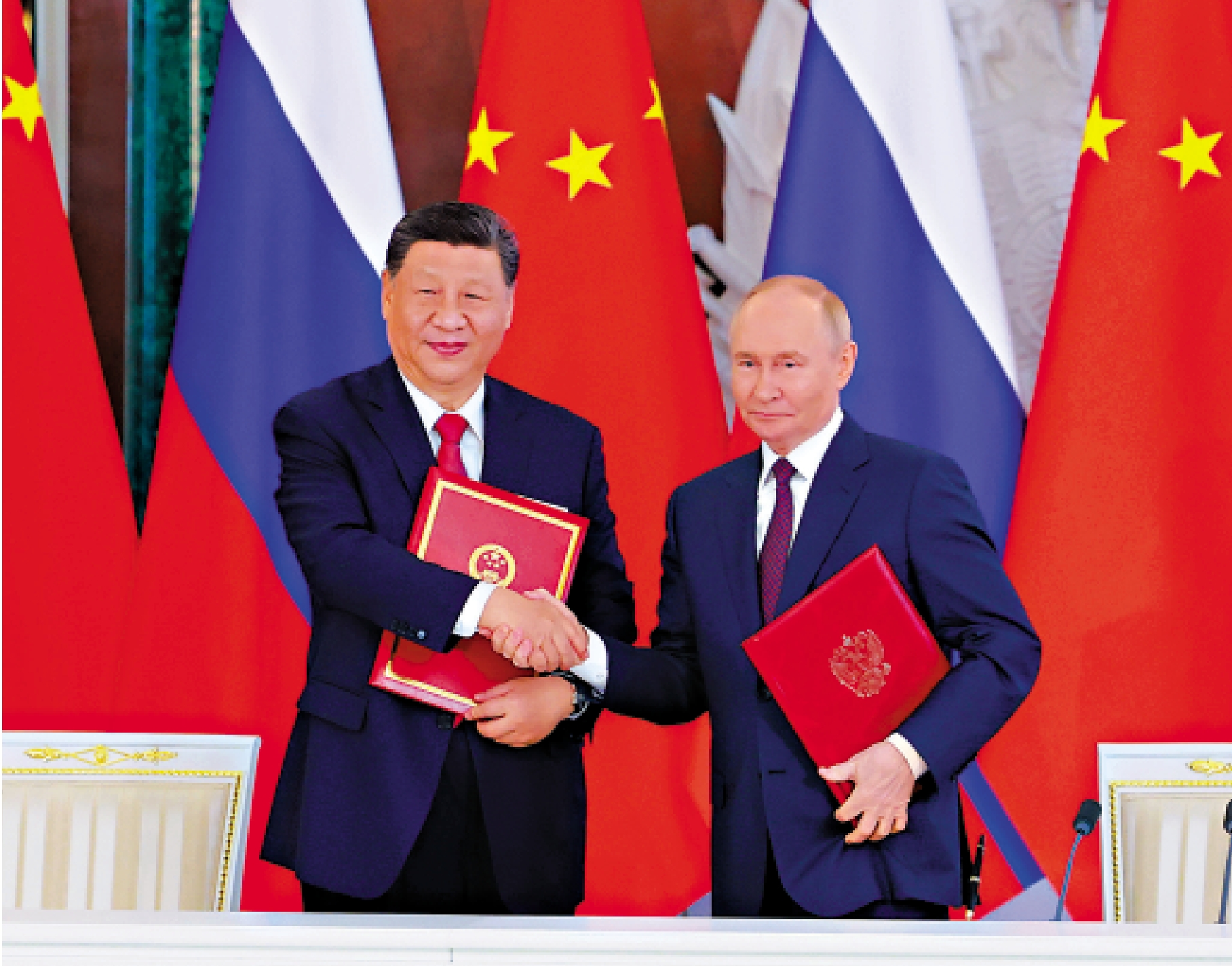 圖:當地時間5月8日上午,俄羅斯總統普京同中國國家主席習近平在莫斯科克里姆林宮舉行會談。會談後,兩國元首共同簽署《中華人民共和國和俄羅斯聯邦在紀念中國人民抗日戰爭、蘇聯偉大衛國戰爭勝利和聯合國成立80周年之際關於進一步深化中俄新時代全面戰略協作夥伴關係的聯合聲明》。\新華社