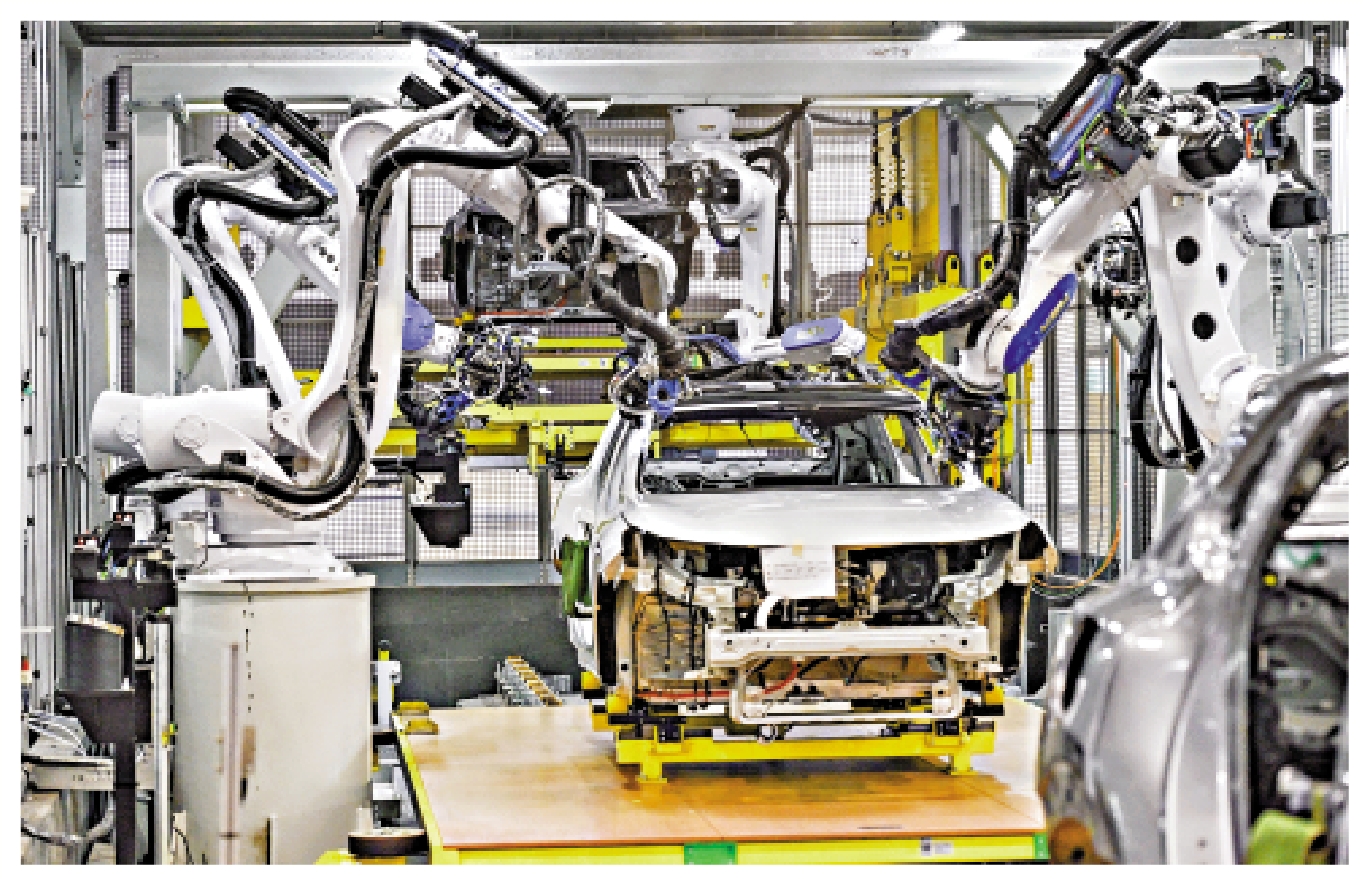 圖:在重慶市長安汽車數智工廠總裝車間,汽車自動化生產作業正在進行。\新華社