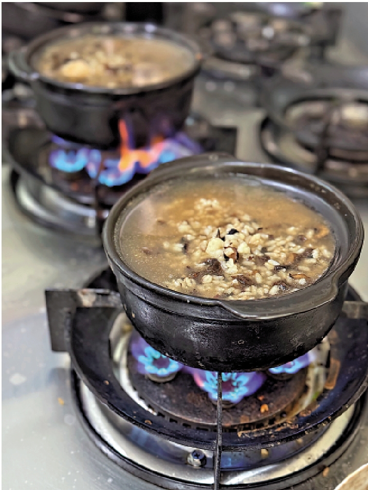 　　圖：「貓仔粥」以米飯、海鮮、家禽肉等為原料。