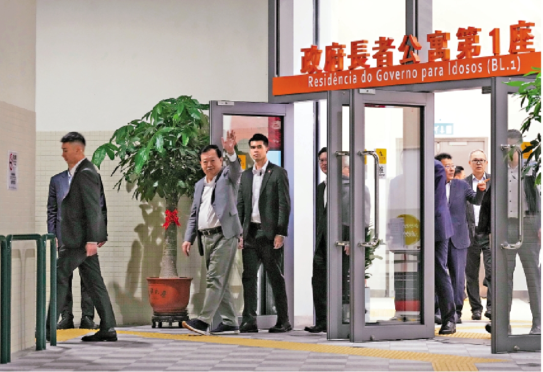 圖:夏寶龍昨早到訪位於黑沙環的長者公寓。\大公報記者林良堅攝