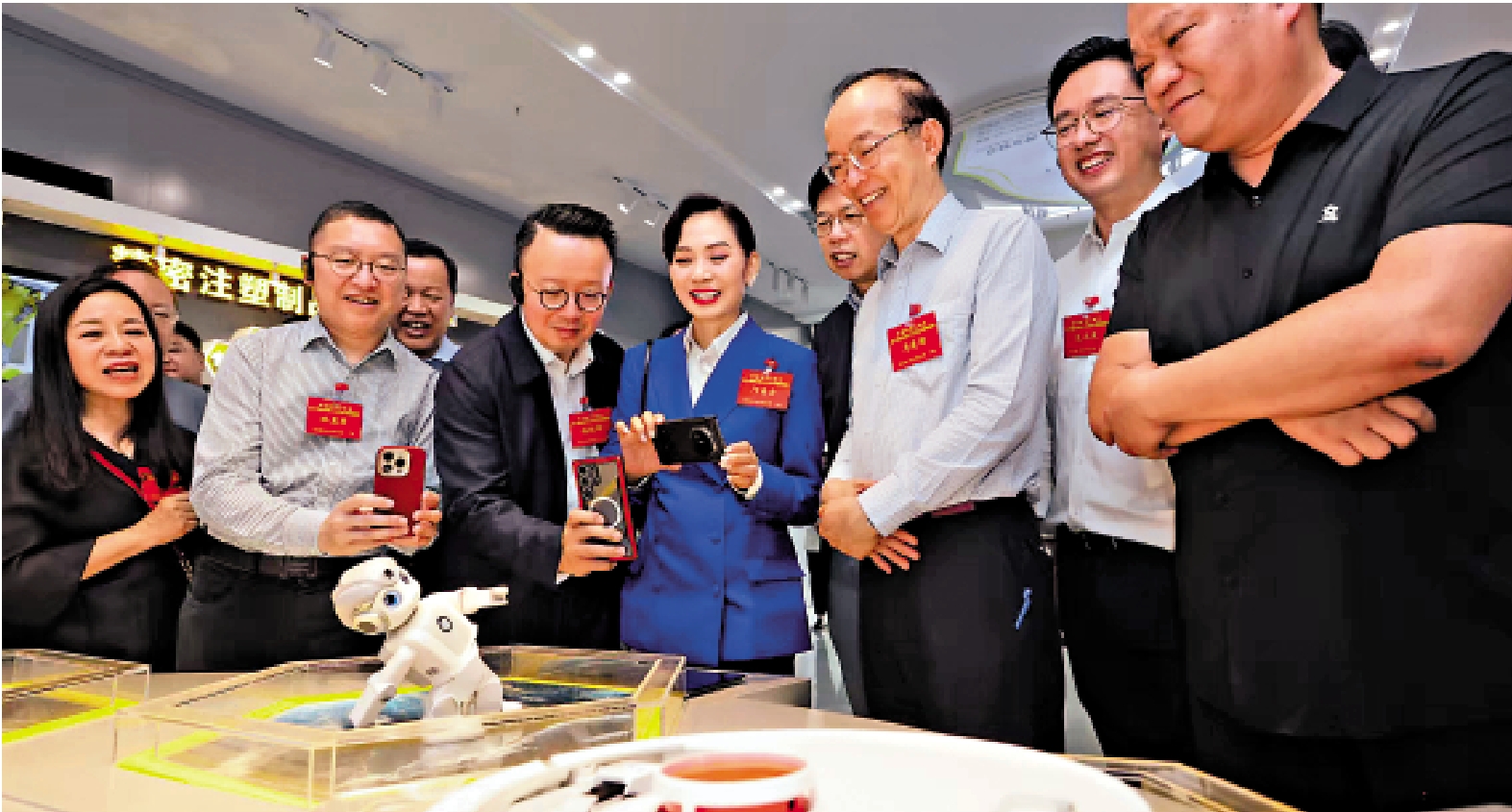 圖:港區全國人大代表專題調研組在汕頭參觀科技公司。\大公文匯全媒體記者黃艾力攝