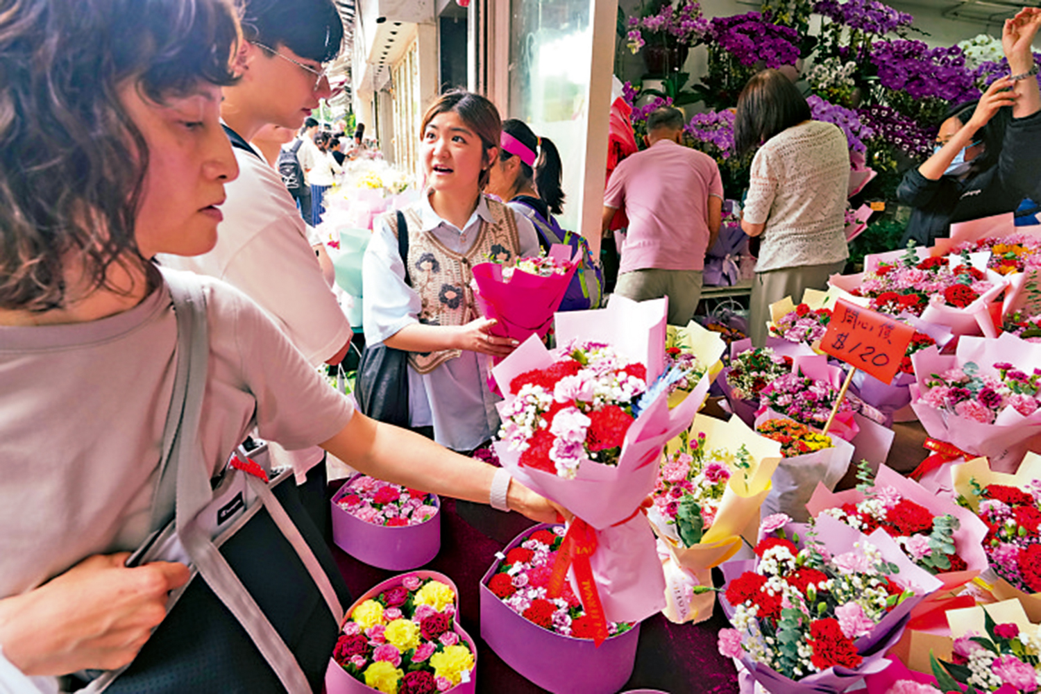 　　圖：很多市民在母親節前夕選購鮮花。\大公報記者蔡文豪攝