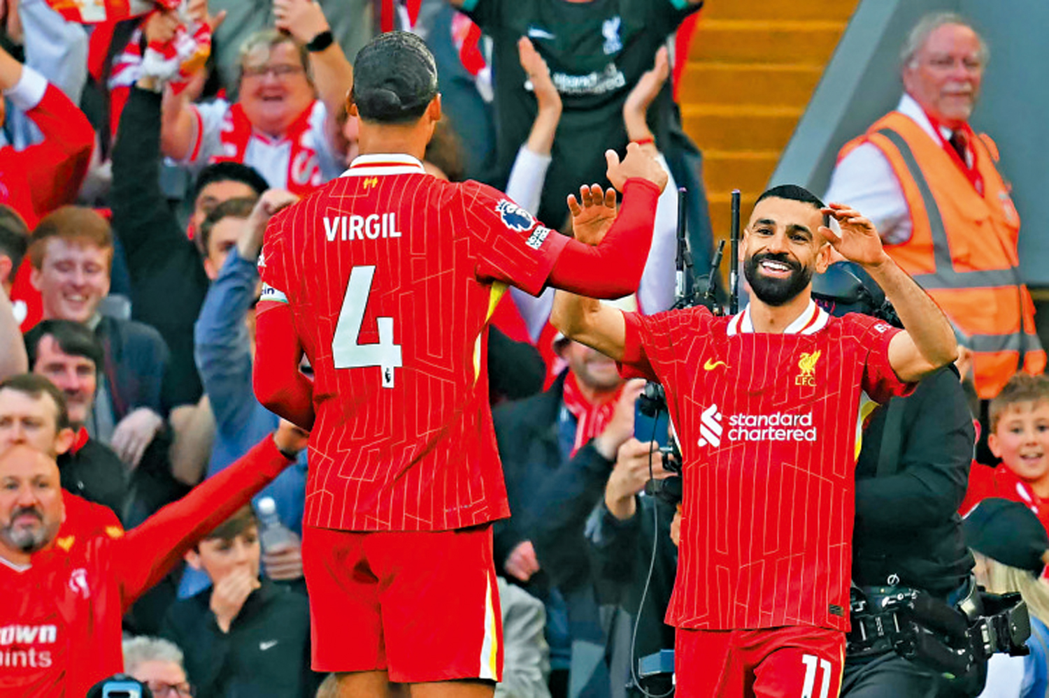 　　圖：利物浦前鋒穆罕默德沙拿（右）。