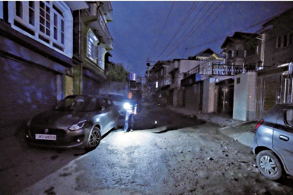 　　圖：印控克什米爾地區的民眾在停電期間用手機照明。\美聯社