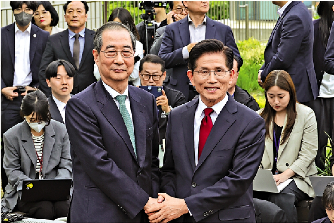 　　圖：韓國國民力量黨總統候選人金文洙（右）與前總理韓德洙。\美聯社
