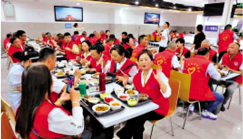 圖:5月9日傍晚,區政府機關食堂舉辦了一場溫馨的「答謝宴」,邀請800餘名社會志願者共進晚餐。\網絡圖片