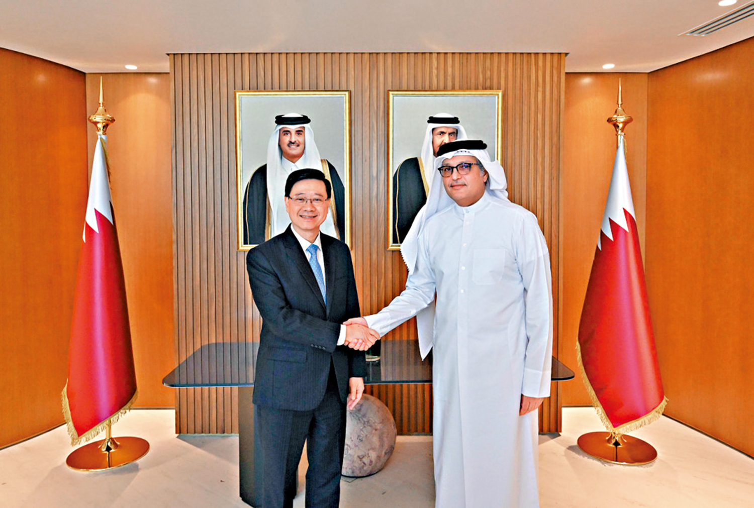 　　圖：李家超昨日在卡塔爾與該國通訊與信息技術大臣Mohammed bin Ali bin Mohammed Al Mannai（右）會面。