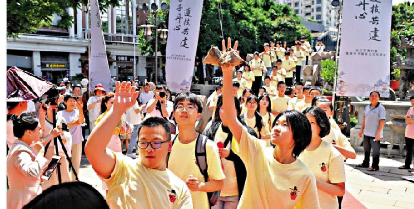 　　圖：兩岸學者呼籲進一步加強兩岸青年交流。圖為兩岸青年日前在福州參加活動。\資料圖片
