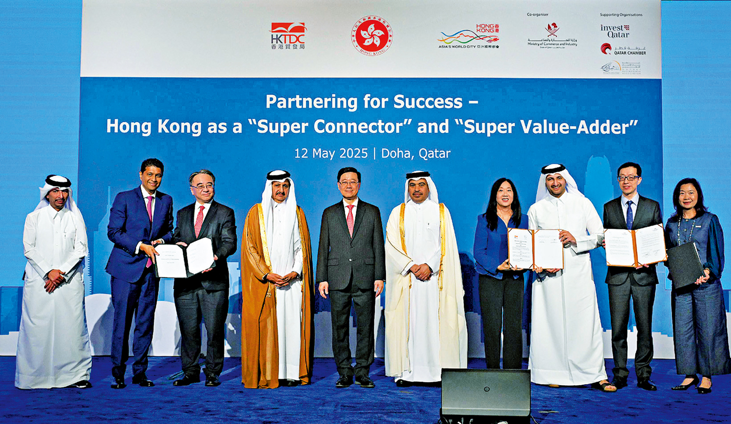 　　圖：行政長官李家超昨日在卡塔爾出席由香港駐迪拜經濟貿易辦事處和香港貿發局共同主辦的商務午宴，並見證香港與卡塔爾的政府部門、企業和機構交換合作備忘錄。