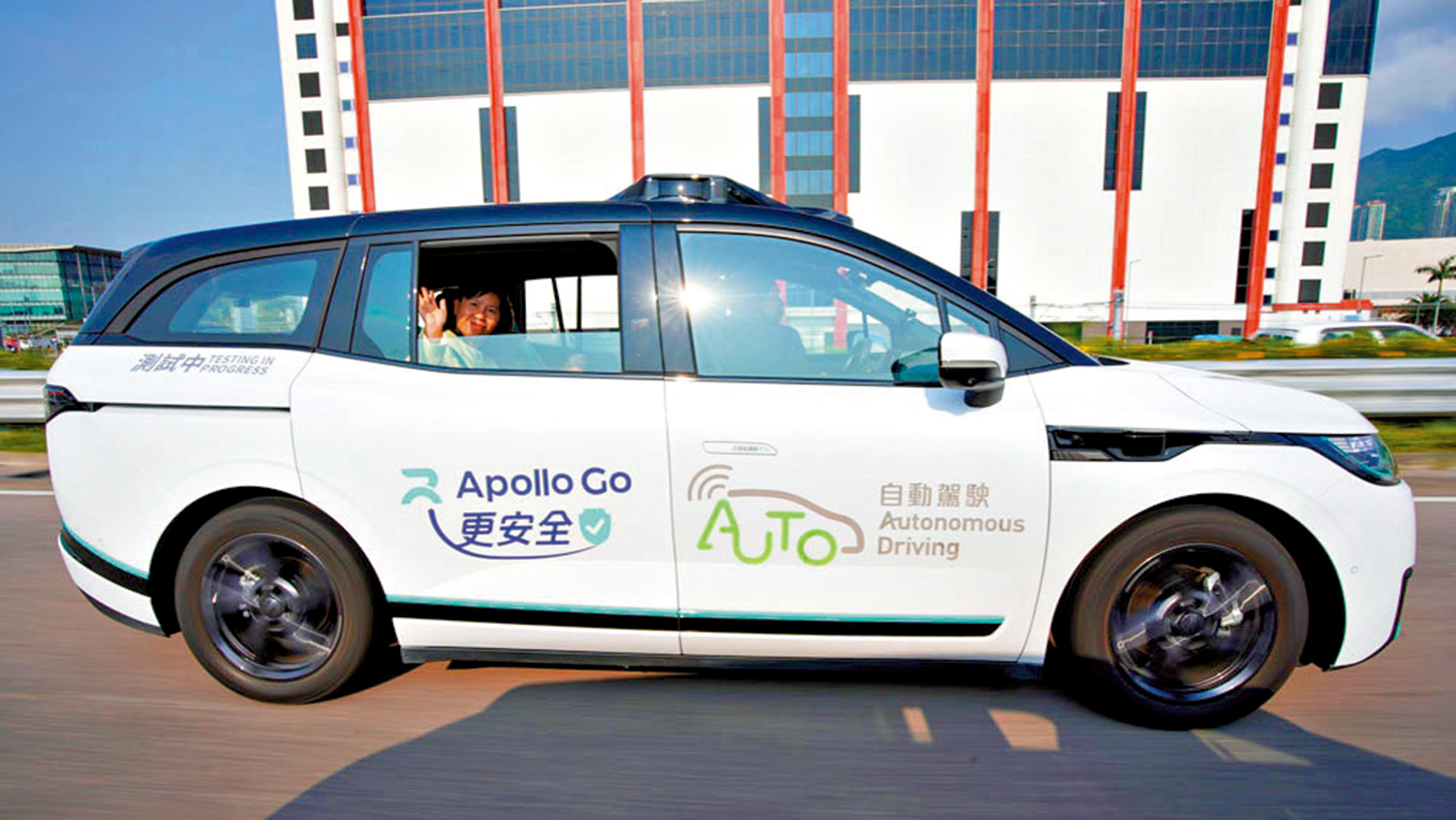 圖:運輸及物流局局長陳美寶早前試坐自動駕駛車輛。
