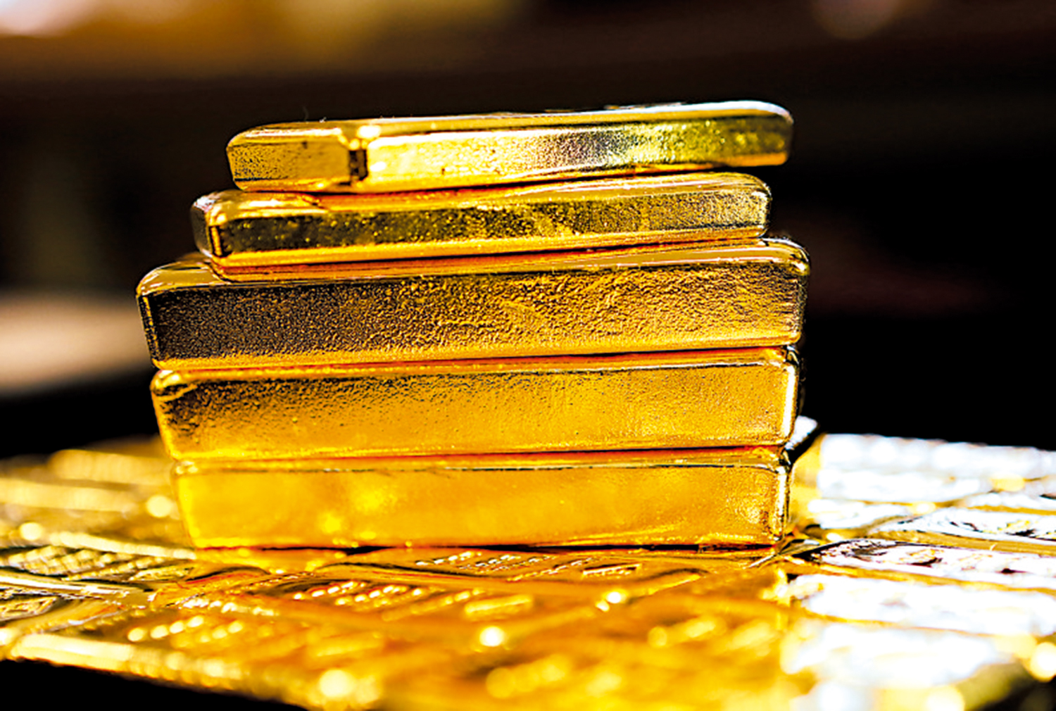 圖:現貨黃金價格昨日曾跌3.5%,低見3207美元。