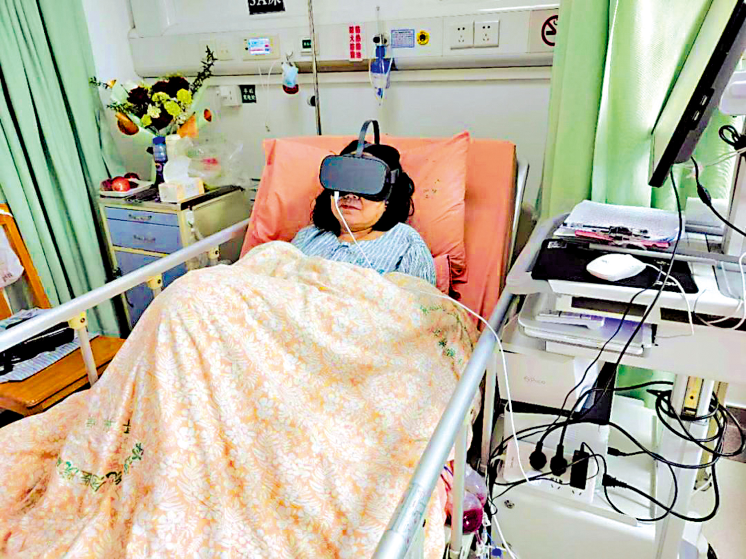 圖:戴上「AI+VR」眼鏡,眼前的大自然景象,為病人帶來平靜。\受訪者供圖