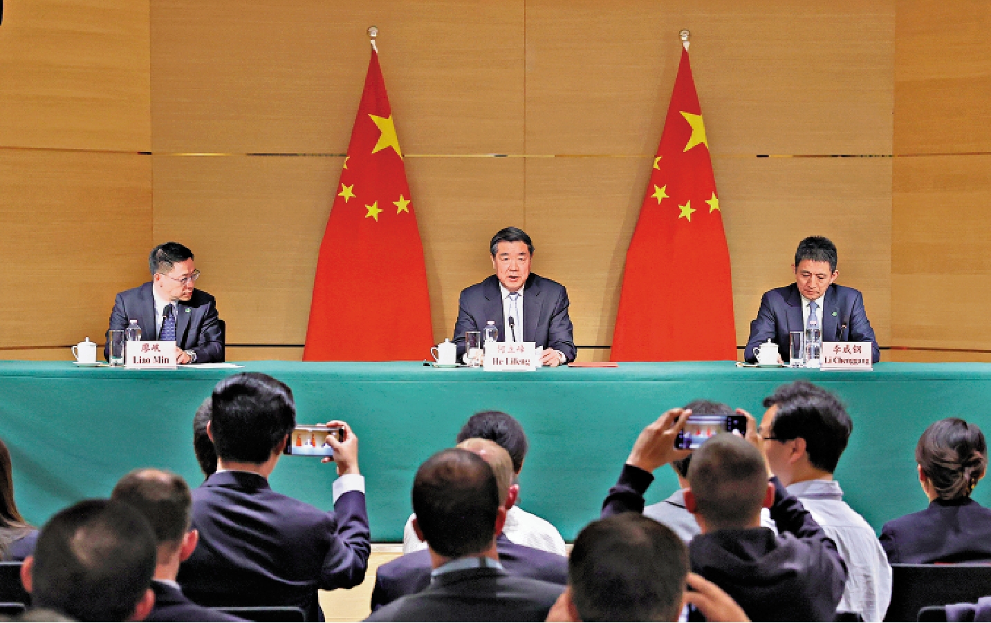 圖:中美經貿高層會談5月10日至11日在瑞士日內瓦舉行。中美經貿中方牽頭人、國務院副總理何立峰當地時間11日晚在出席中方代表團舉行的新聞發布會時表示,此次中美經貿高層會談坦誠、深入、具有建設性,達成重要共識,並取得實質性進展。