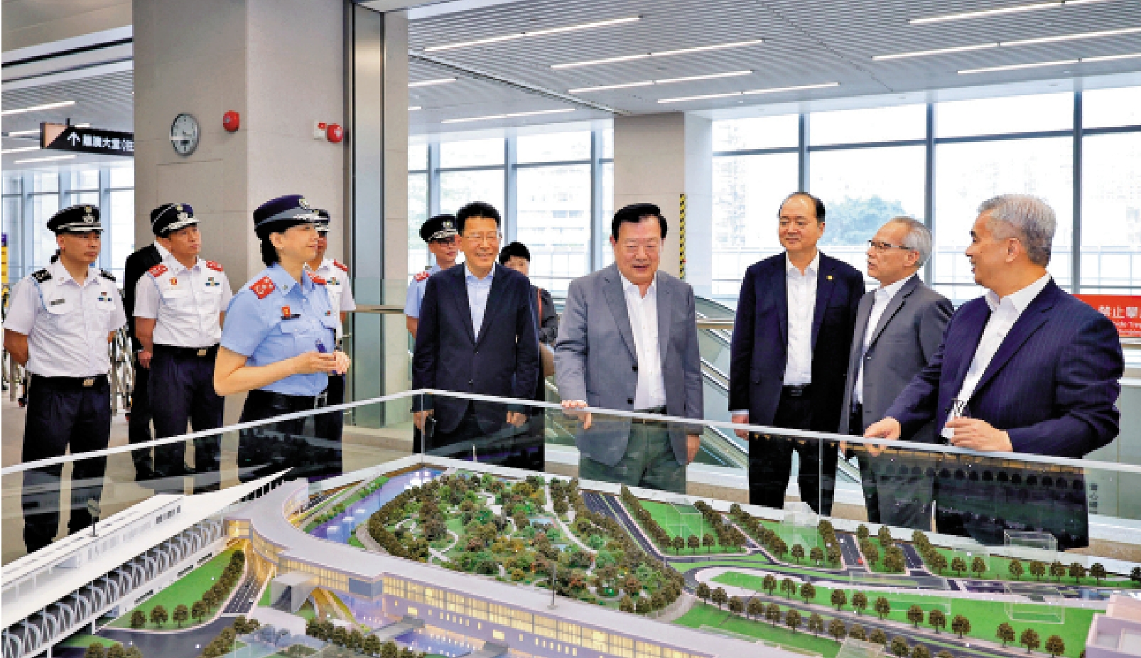 圖:5月11日,中央港澳工作辦公室主任、國務院港澳事務辦公室主任夏寶龍考察青茂口岸。