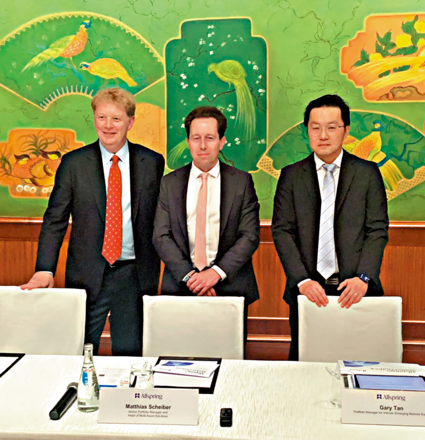 圖:Matthias Scheiber(中)稱,美聯儲可能在今年第四季重啟減息。右為Gary Tan。