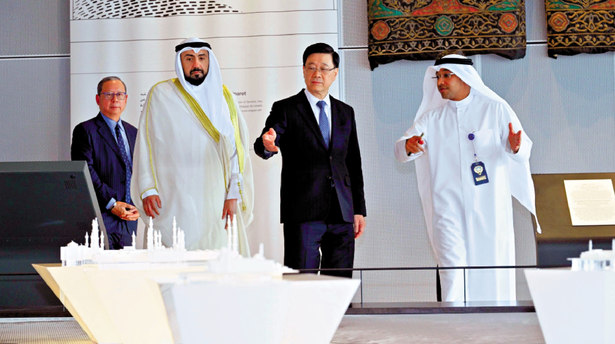 圖:行政長官李家超率團訪問中東,在科威特了解當地的文化藝術項目和發展情況。