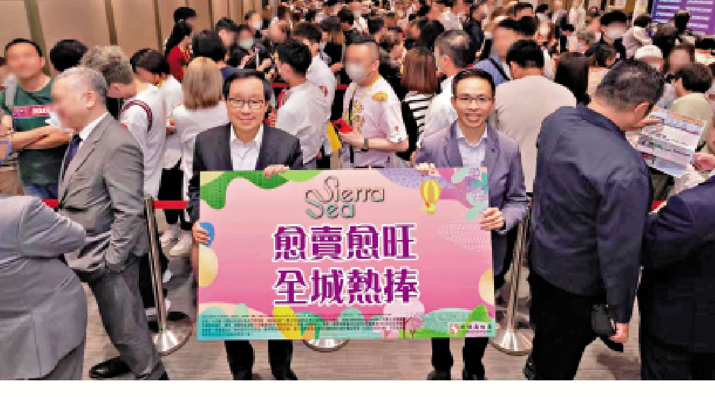 圖:新地副董事總經理雷霆(左)、新地代理執行董事陳漢麟公布,SIERRA SEA 1B期首輪以價單公開發售的160伙極速沽清。