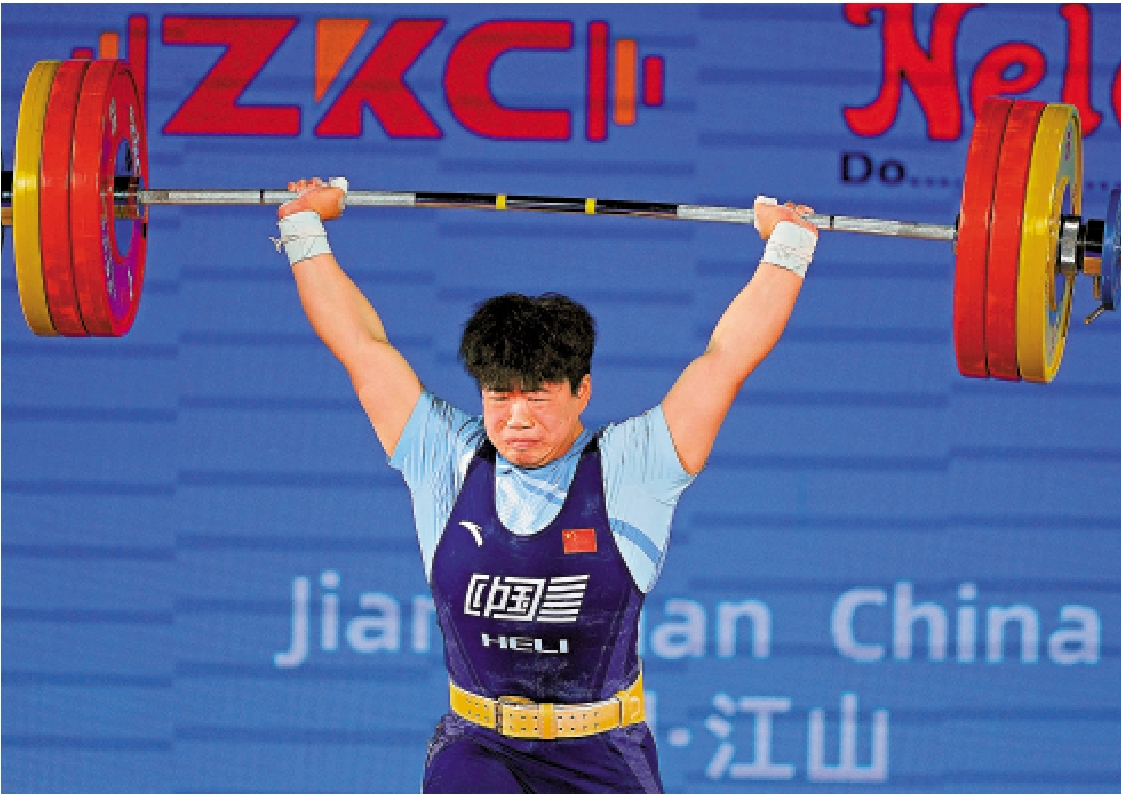 　　圖：廖桂芳在挺舉比賽中。\新華社