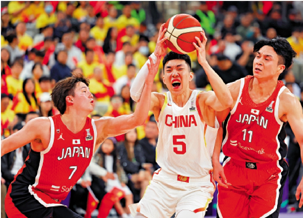 圖:國籃(中)在今年2月的亞盃外大勝日本。\資料圖片