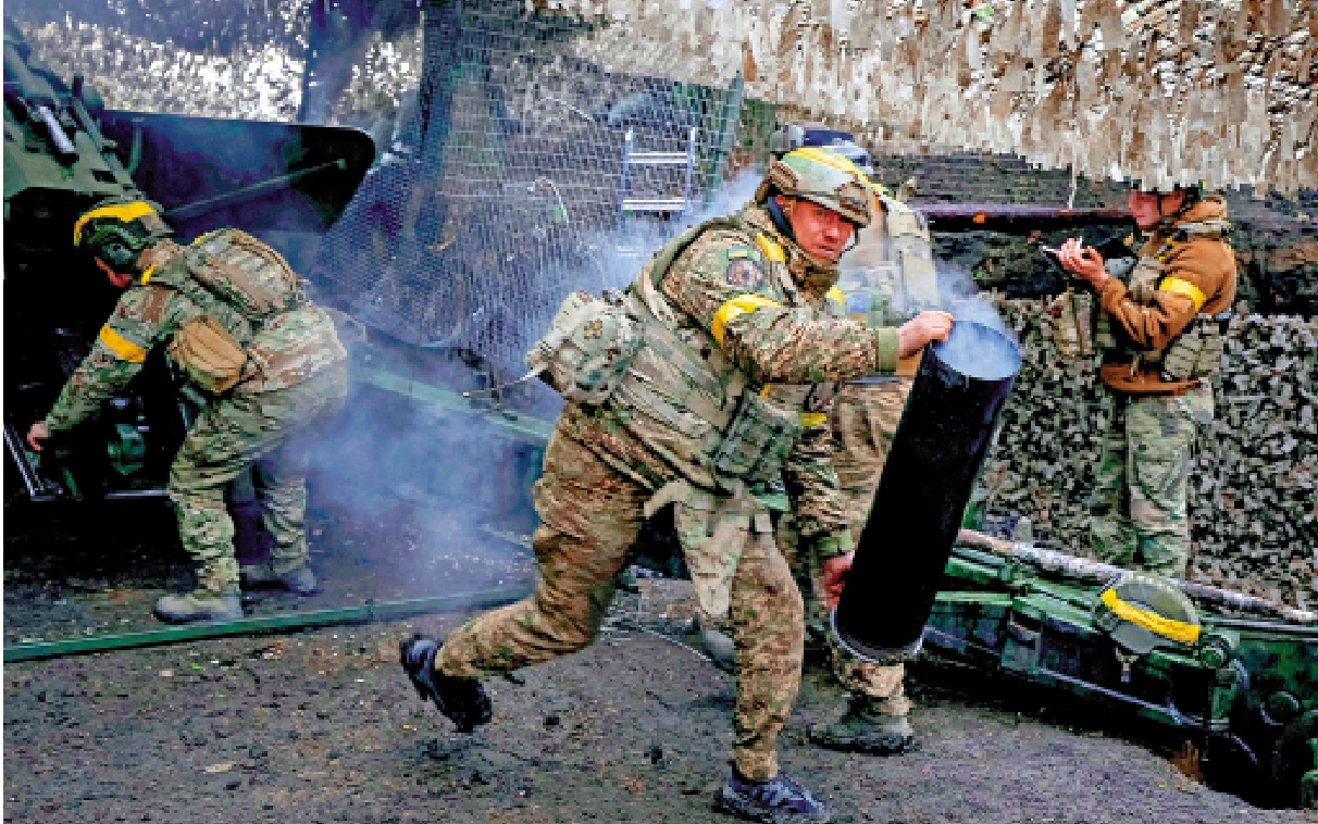 圖:烏克蘭士兵11日在哈爾科夫地區向俄軍陣地開火。\路透社