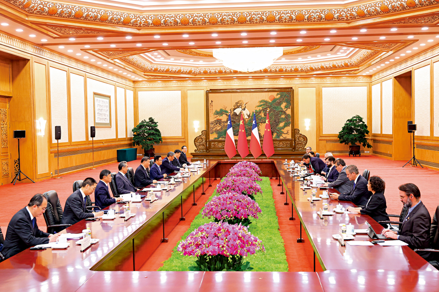 　　圖：5月14日上午，國家主席習近平在北京人民大會堂會見來華出席中拉論壇第四屆部長級會議的智利總統博里奇。\中新社