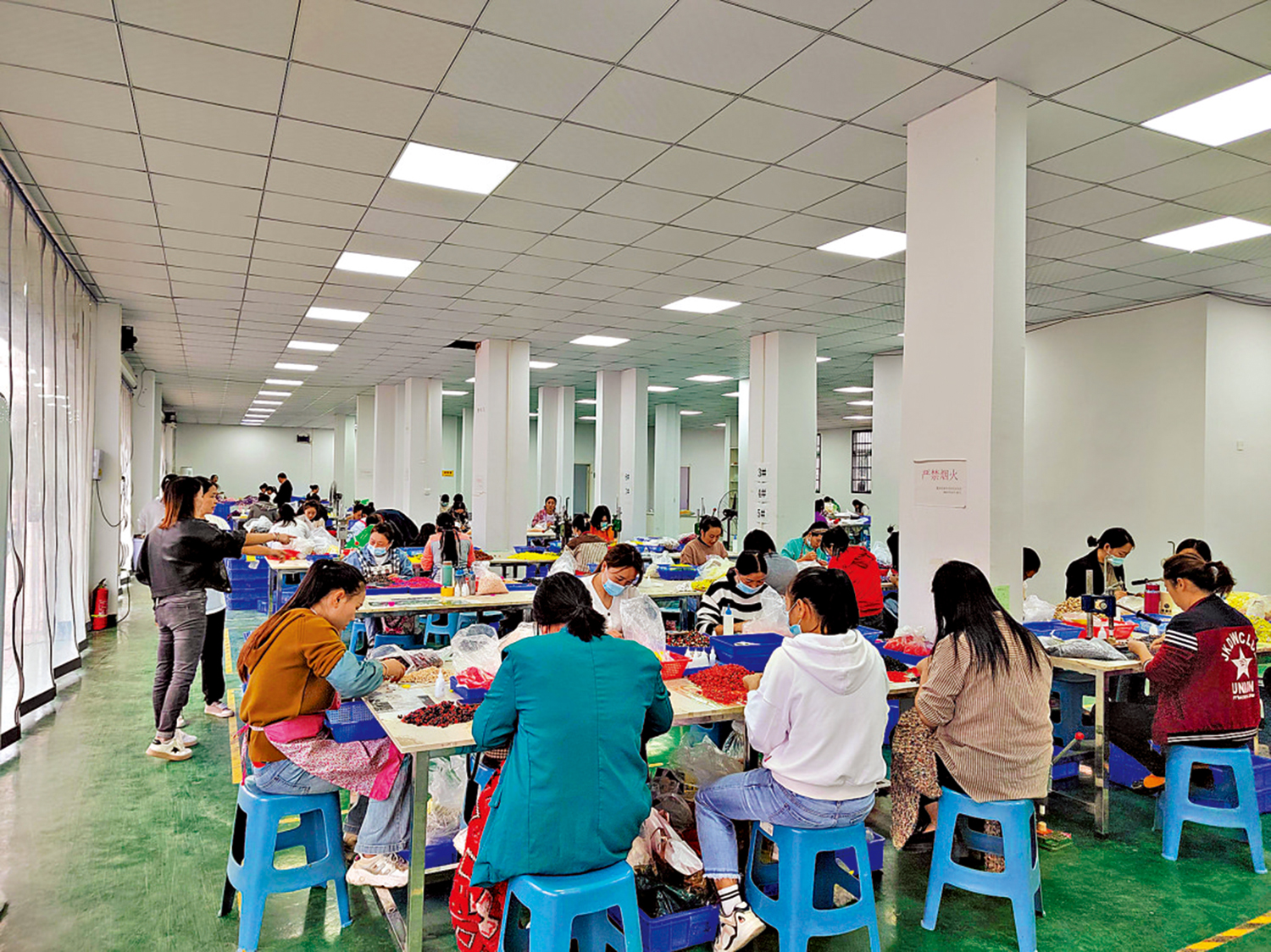 圖:當地居民在貴州省松桃苗族自治縣育才社區巧積玩具「微工廠」工作。\余磊攝