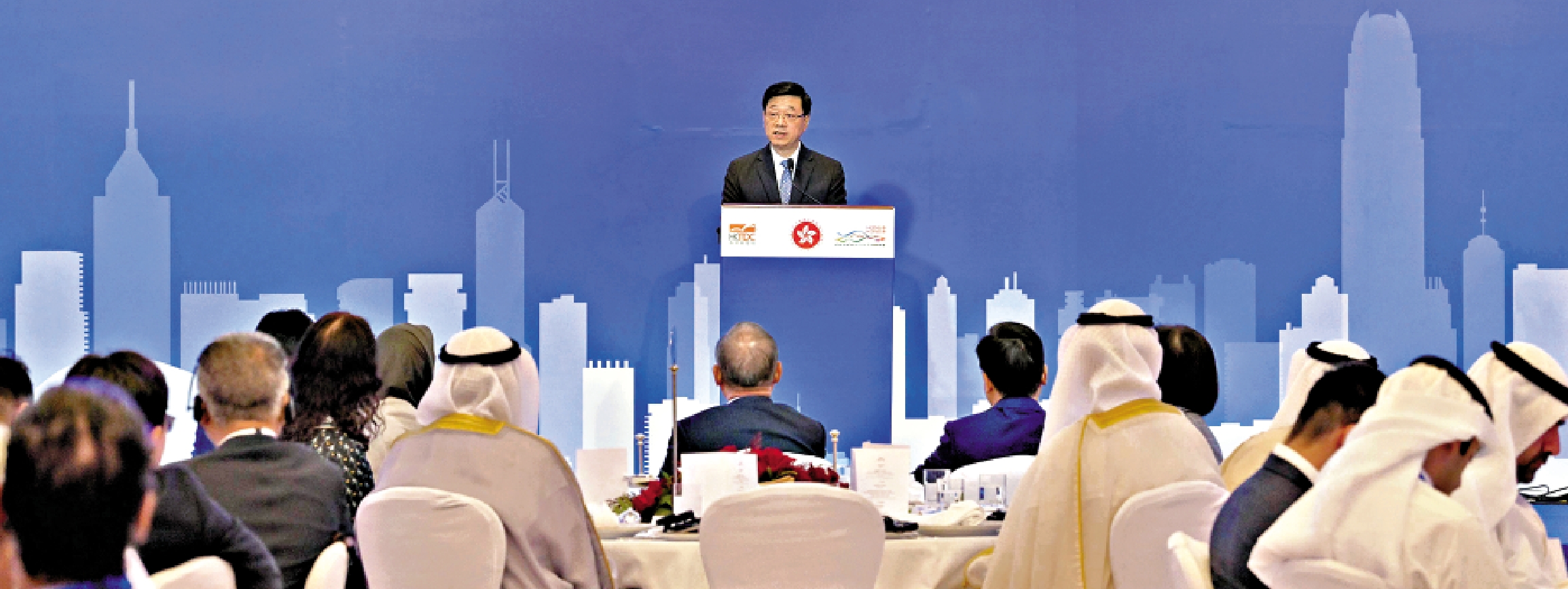 圖:行政長官李家超表示,中東之行令香港與卡塔爾和科威特的關係邁上新台階,為香港帶來更多商機。圖為李家超14日在科威特出席商務午宴及致辭。