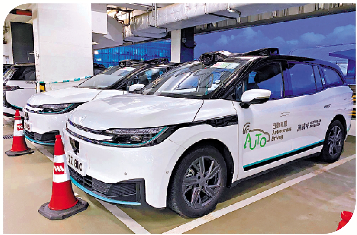 　　圖：10輛無人駕駛自動私家車，整齊地停泊於機場停車場內。\大公報專題組攝