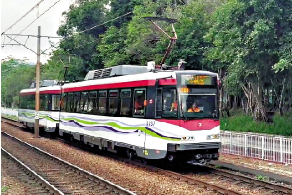 圖:兩架安裝了「樹木監察系統」的輕鐵,車頂的光學雷達會在行駛中自動收集沿線樹木高度、外形及與輕鐵行駛範圍的距離等數據。