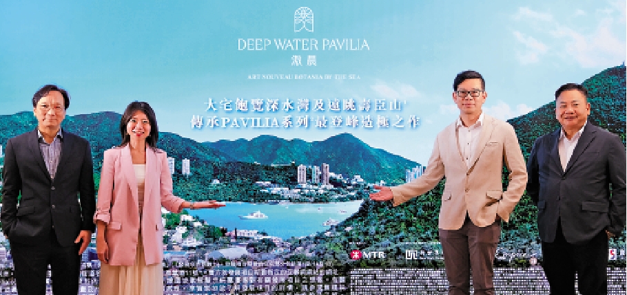 圖:何家欣(左二)、資本策略地產執行董事何樂輝(左一)、麗新發展高級副總裁潘銳民(右一)及帝國集團執行董事姚志偉(右二),介紹滶晨戶型分布。